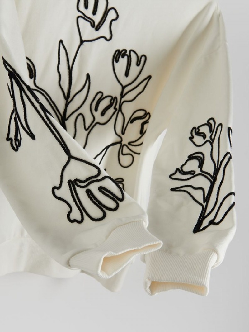 Cream Women's Reserved Sweatdecorative Appliqué Sweatshirts | 06142YHMQ