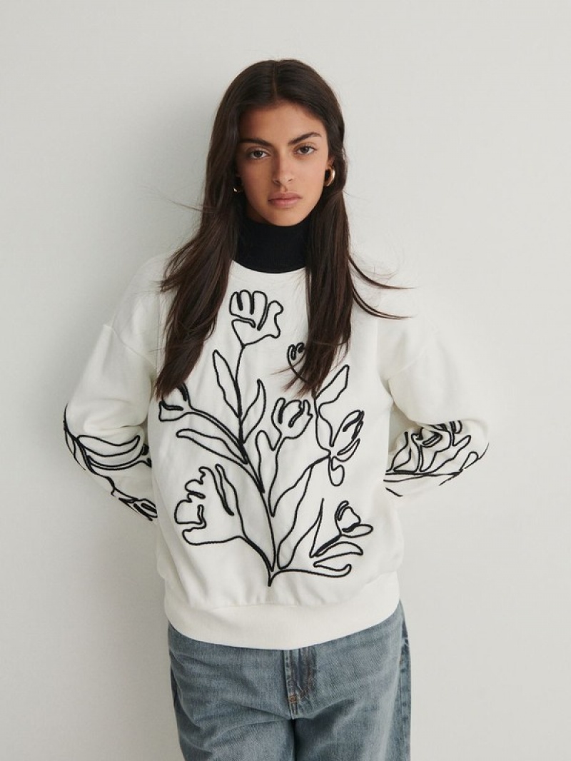 Cream Women's Reserved Sweatdecorative Appliqué Sweatshirts | 06142YHMQ